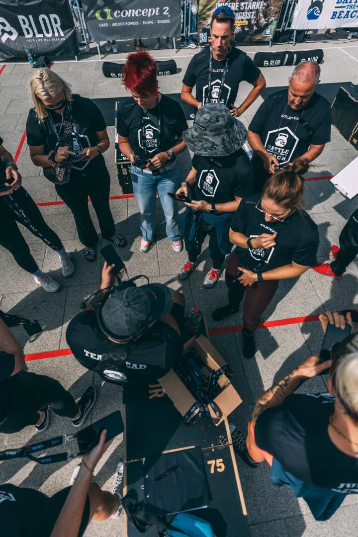 AMRAP-Crew im Briefing-Kreis am Strand von Battle the Beach
