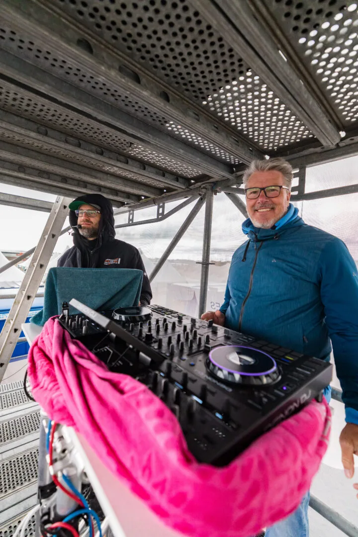 DJ-Pult und Crew am Gerüst über dem Wettkampfgelände