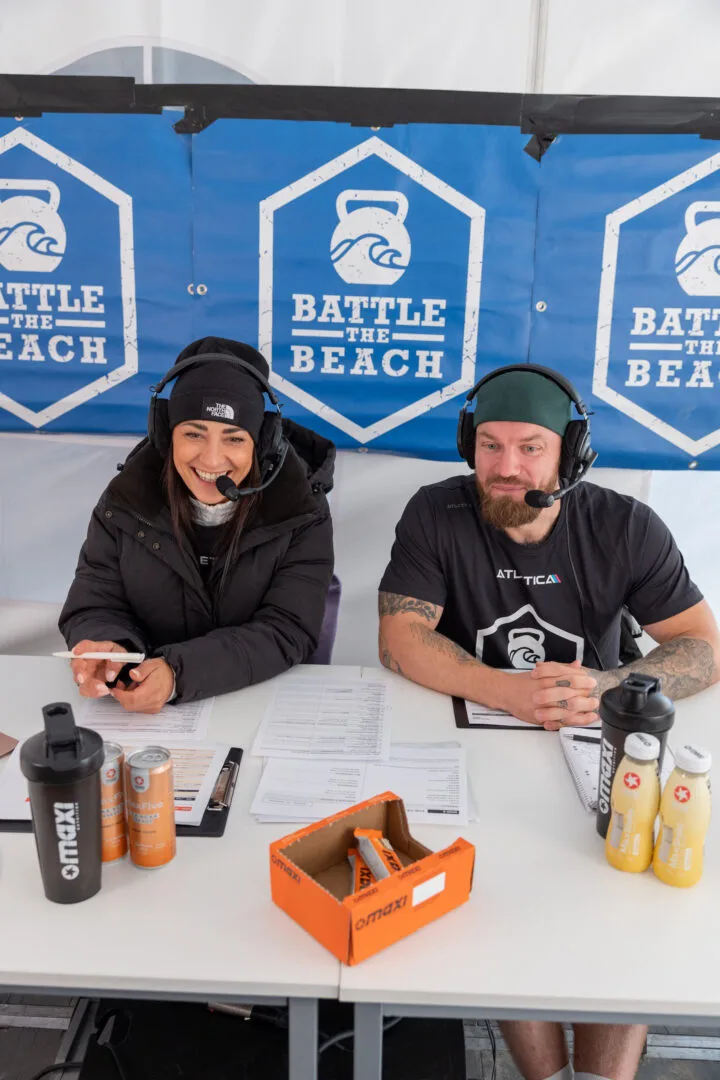 Kommentatoren-Duo am Mikrofon bei Battle the Beach
