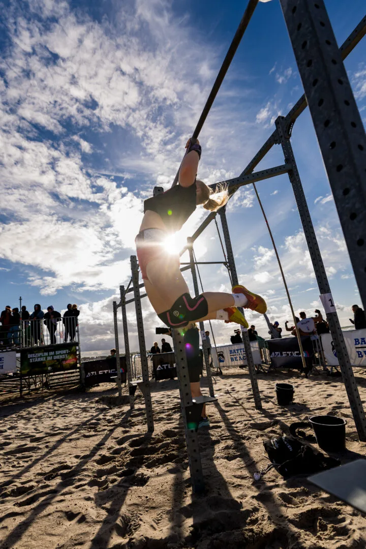 Athlet an der Rig im Gegenlicht, Untersicht