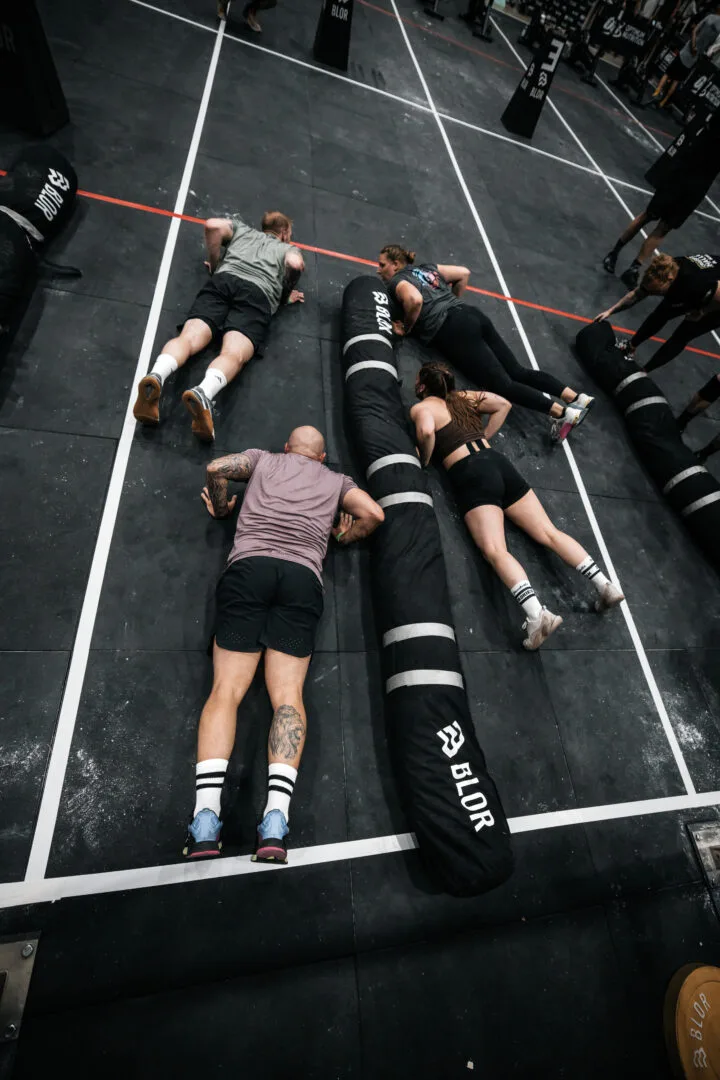 Team beim Sandbag-Workout auf der Wettkampffläche, Aufsicht