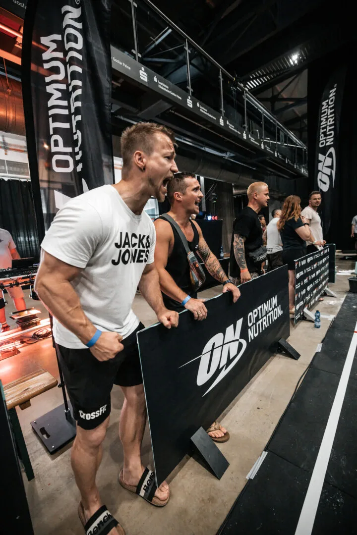 Athlet brüllt vor Anstrengung beim Sled Push